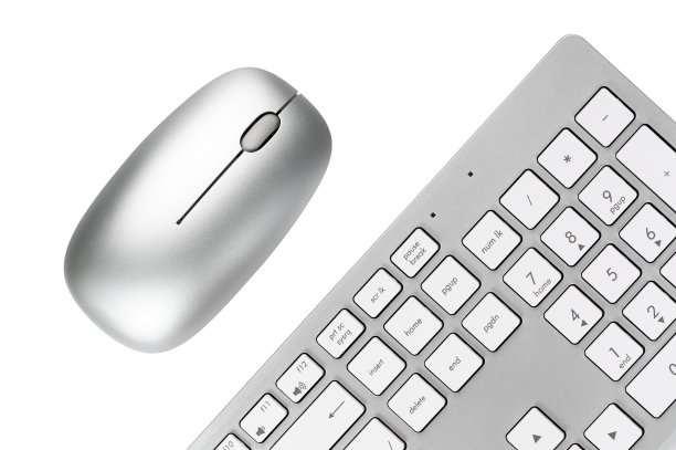 银色键盘和鼠标在白色孤立的背景图片下载
