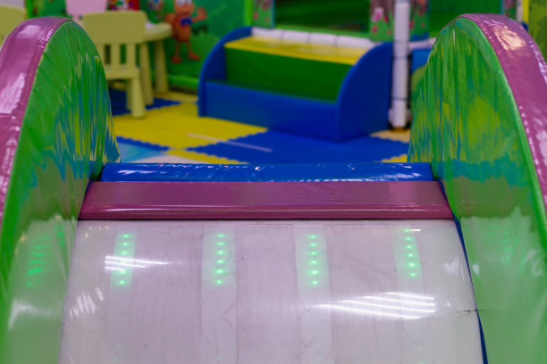 在儿童滑梯镇的购物中心等着孩子们骑马图片下载