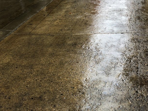 雨水用反射光打在混凝土上图片下载