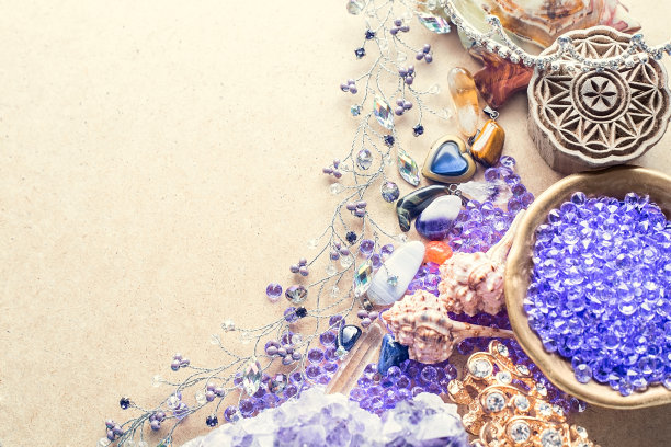 美丽的石头，水晶，矿物，和其他材料在纸板纹理表面。魔法晶体和产品。图片下载