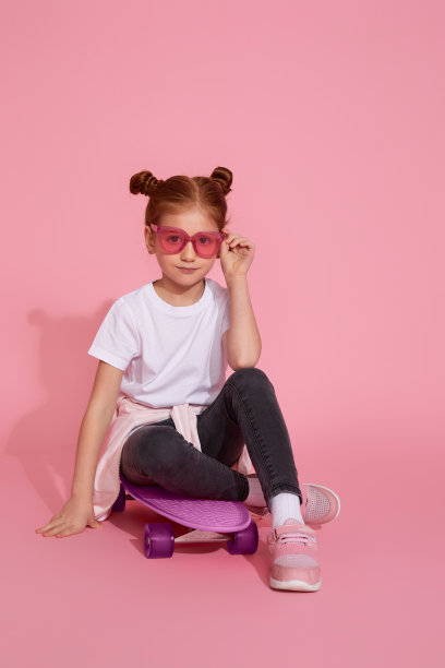 可爱的小女孩坐在滑板上图片下载