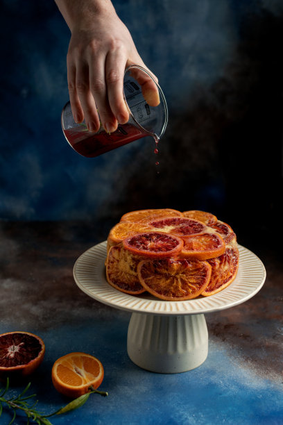 女性将糖浆倒在血橙上图片下载