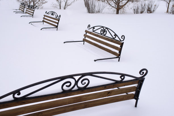 一场暴风雪过后，白雪覆盖的镂空长凳图片下载
