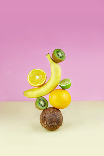 平衡水果:橘子，椰子，香蕉，猕猴桃和酸橙。平衡浮动食物平衡。图片下载