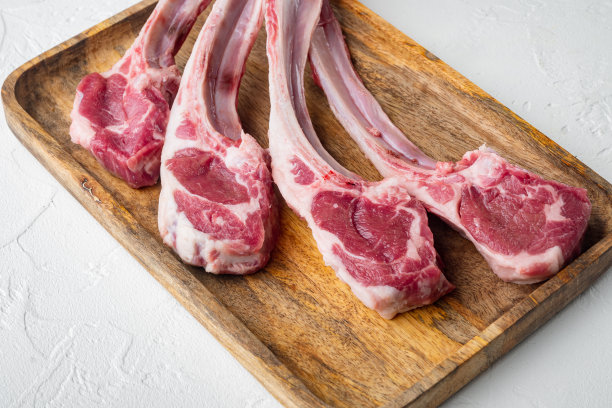 生羊排，白石背景素材图片