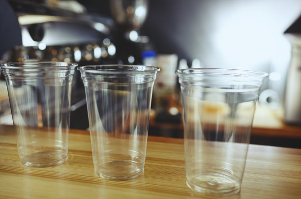空的一次性塑料杯，用于鸡尾酒，奶昔和其他饮料在咖啡馆图片下载