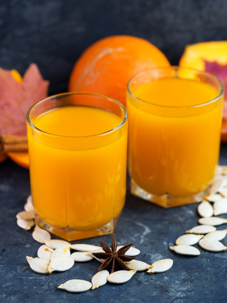 桌上有两杯南瓜汁。枫叶秋叶，桂枝，枫籽。秋天的成分图片下载