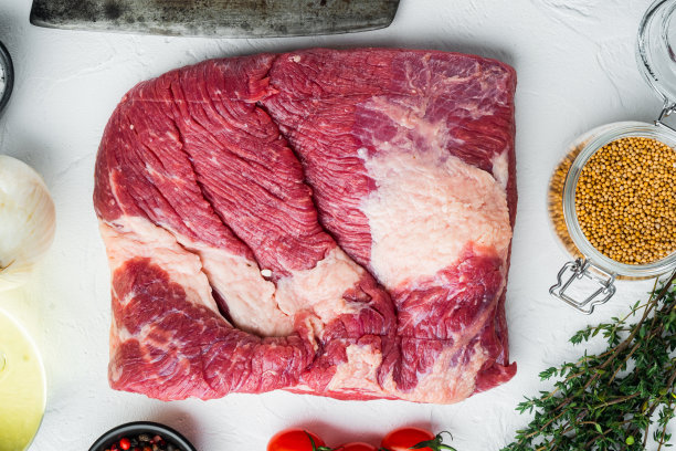 生牛腩牛肉，配以熏制烧烤、熏牛肉、熏牛肉等配料，置于白石背景上，俯视图平铺图片下载