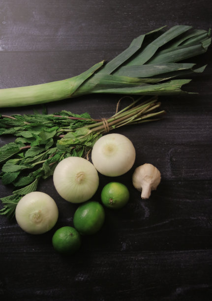 新鲜多样的蔬菜在深色木材上图片下载