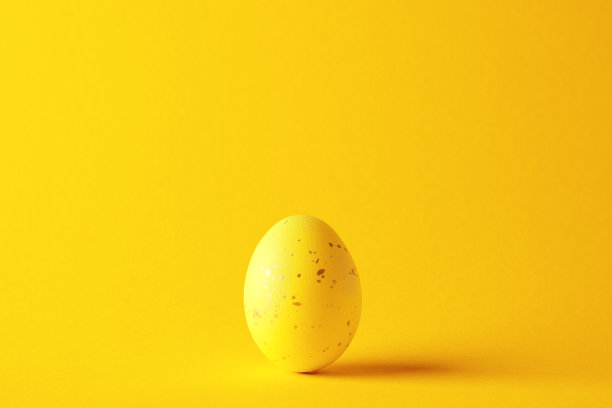 复活节黄色彩蛋上的黄色背景。关闭了。图片下载