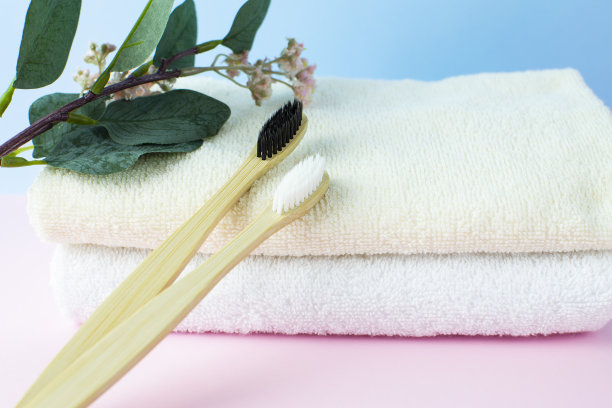 竹牙刷放在毛巾卷上。没有塑料的生活。生态意识。图片下载