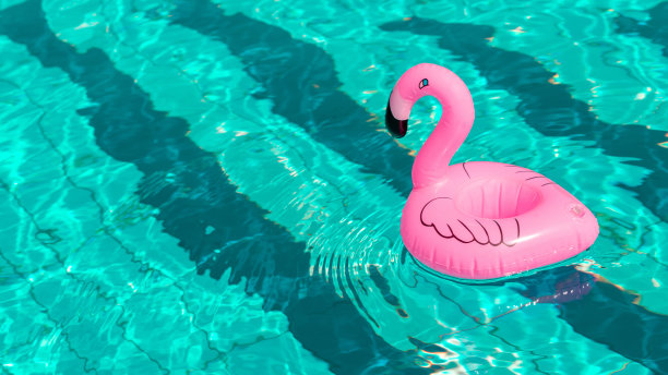 火烈鸟打印。粉红色的充气火烈鸟在游泳池的水为夏天的海滩背景。最小的夏天的概念。图片下载