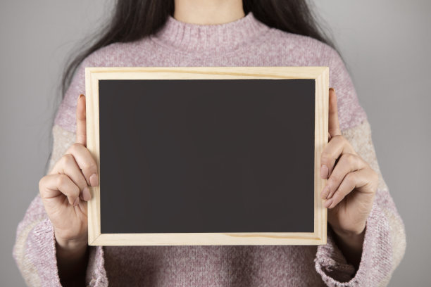 手持黑板的年轻女子图片下载