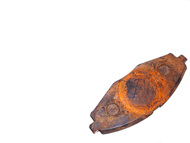 旧的、生锈的、磨损的汽车制动蹄片在白色的背景上。图片下载