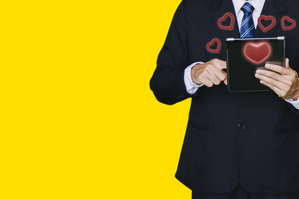 从智能手机享受交流、约会在线服务到新冠肺炎期间情侣的新常态，男士企业持有平板电脑，应用ai来享受爱情情人节。从应用程序图片下载