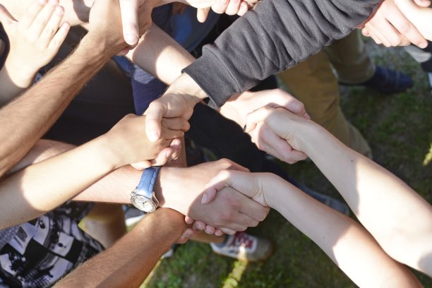 一大群人互相问候握手图片下载