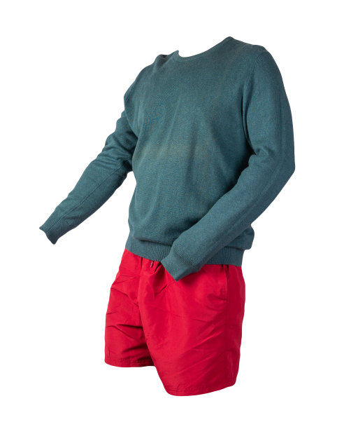 针织毛衣和短裤孤立的白色背景。每天穿的衣服图片下载