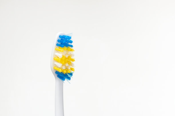 白色背景上的普通牙刷图片下载