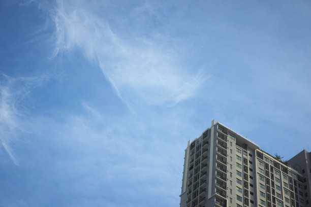 天空映衬下的现代建筑图片下载