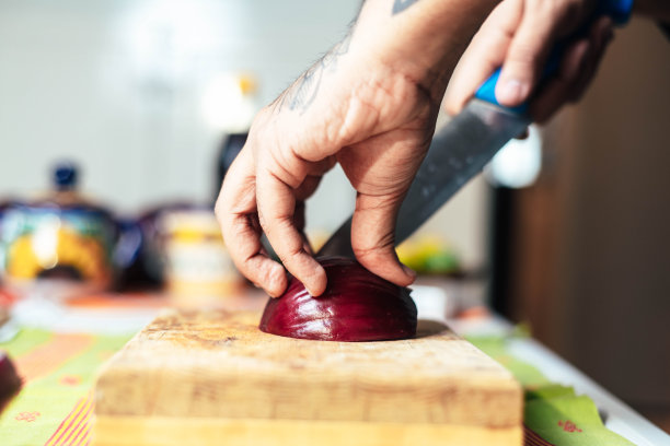 切开紫洋葱，做典型的墨西哥杏图片下载