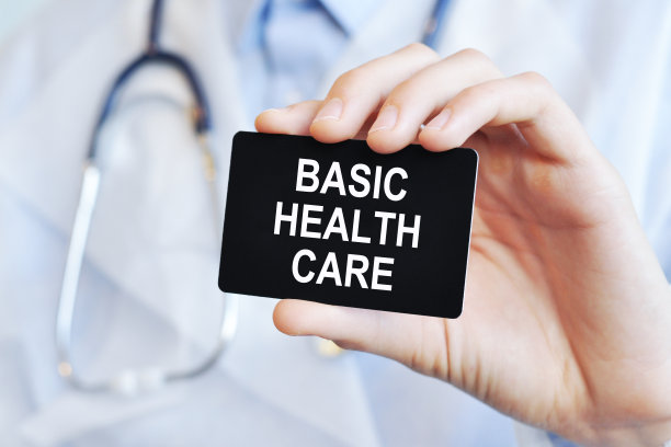 医生拿着一张纸卡，上面写着基本医疗保健，医学概念图片下载