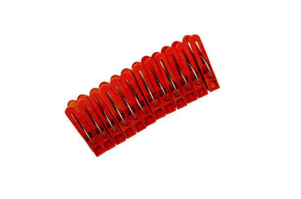 白色背景上的一套新的棕色塑料衣夹。图片下载