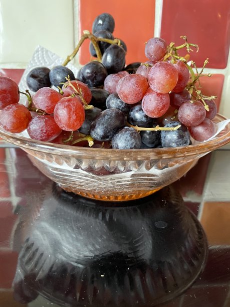 果盘里的葡萄图片下载