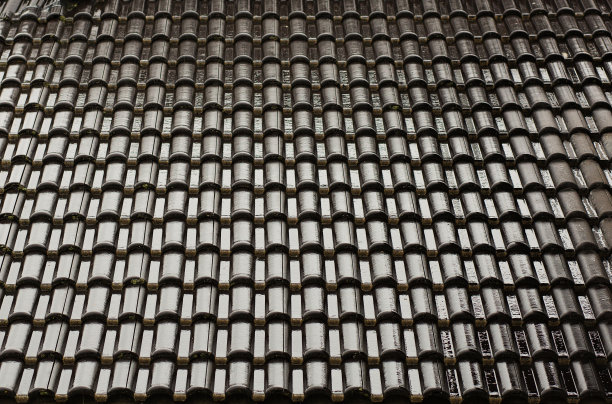 屋顶是黑色的瓦片图片下载