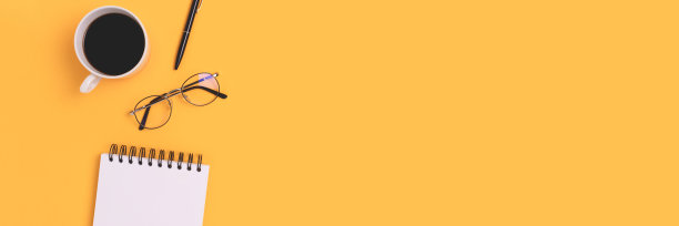 带空记事本、文具和咖啡杯的横幅。图片下载