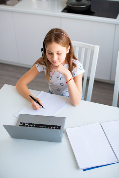 垂直的照片。一个女学生在网上上课的学校俯视图。在线作业图片下载