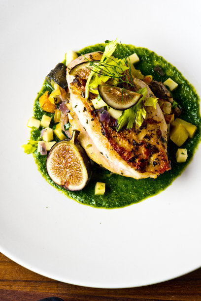 烤鸡。用大蒜、黄油、青葱和白葡萄酒煎过的鸡肉锅。搭配蔬菜，花椰菜，胡萝卜，花椰菜，配柠檬和欧芹。经典美食。图片下载