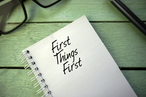 第一件事是写在打开的笔记本上的题词。图片下载