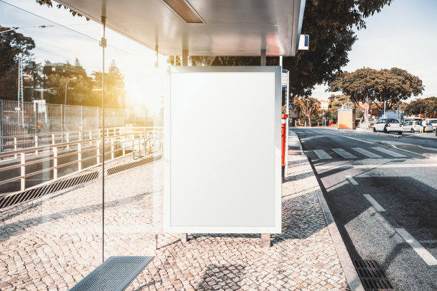 公共汽车站上的空白海报模型图片下载