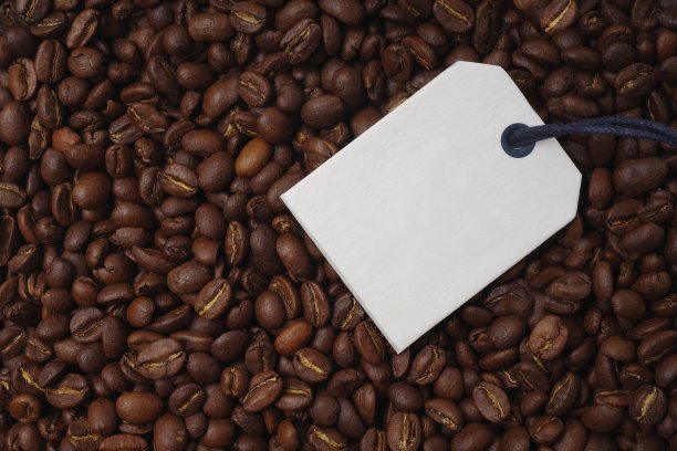俯视图一堆烤咖啡豆。水平图像与标签为您的个别文本。图片下载