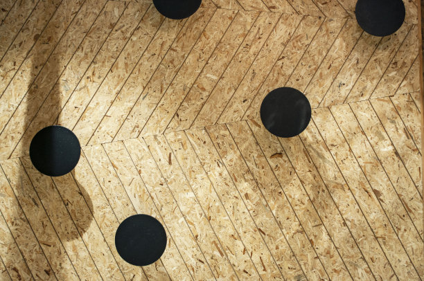 以黑点为背景的胶合板墙。图片下载