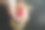 用鲜红色的指甲把一束束金色的头发包裹在女人的手里。护发和延伸的概念图片下载