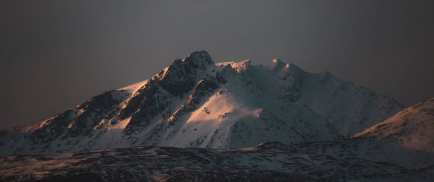 冬山上渐暗的阳光图片下载