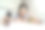 年轻的妈妈和刚出生的男婴一起躺在床上用手机自拍。图片下载