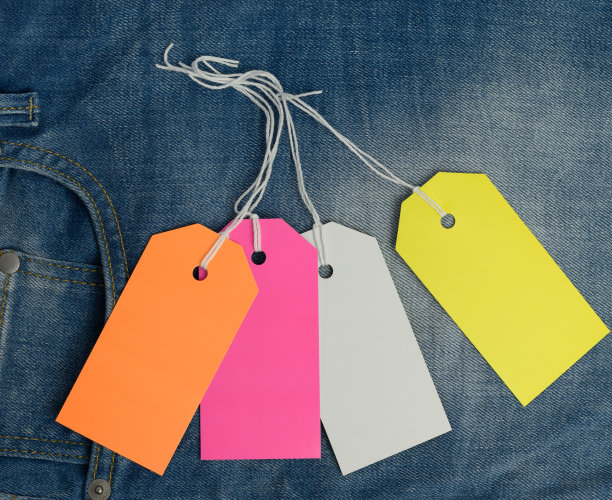 空白矩形纸板彩色标签蓝色牛仔裤的背景图片下载