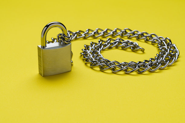 挂锁和链条上的颜色背景图片下载