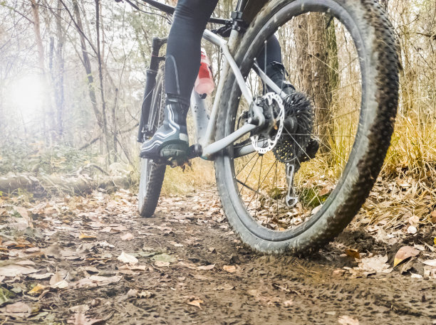 山地车道上的泥迹图片下载