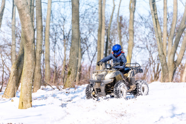 冬天乘沙滩车旅行。大自然美丽的冬天。图片下载