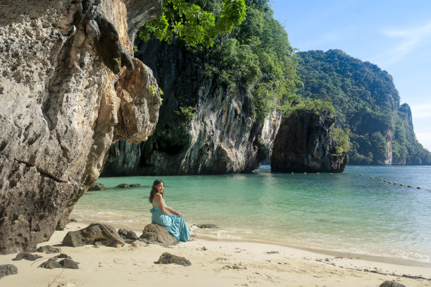 一名妇女坐在老挝提货岛的海滩上图片下载