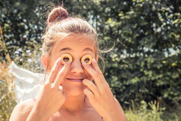 快乐美丽有趣微笑的小女孩肖像在夏天的户外嬉戏素材图片