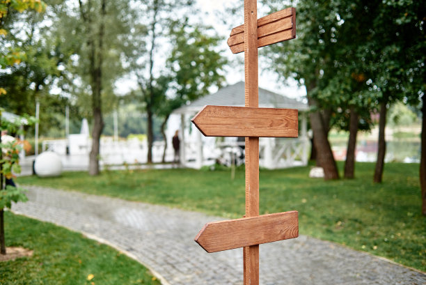 空白的复古婚礼标志在花园，复制空间。空木箭在公园，自由空间图片下载