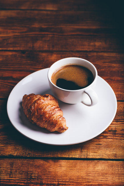 新鲜牛角面包和一杯咖啡图片下载