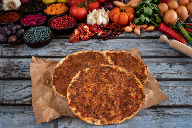 传统的土耳其食物，拉赫马昆，kiymali和kusbasili pide。图片下载