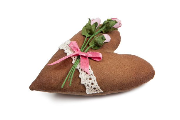 柔软的布做的心，粉红色的玫瑰孤立在白色图片下载