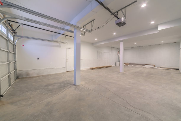 空荡荡的水泥车库内部有闪亮的灯光图片下载