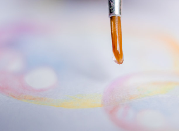 在近距离的概念中，用水彩刷着色泡泡画。图片下载